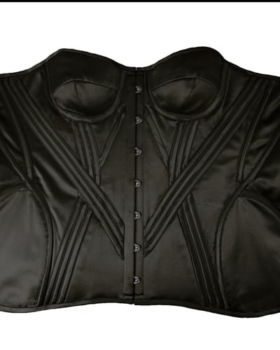 Photo of Hannah Bustier - Obsidian